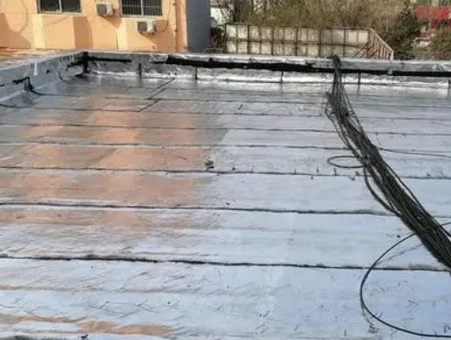定西卫生间漏水维修公司分享下定西屋面楼顶防水刚性防水层施工要点。